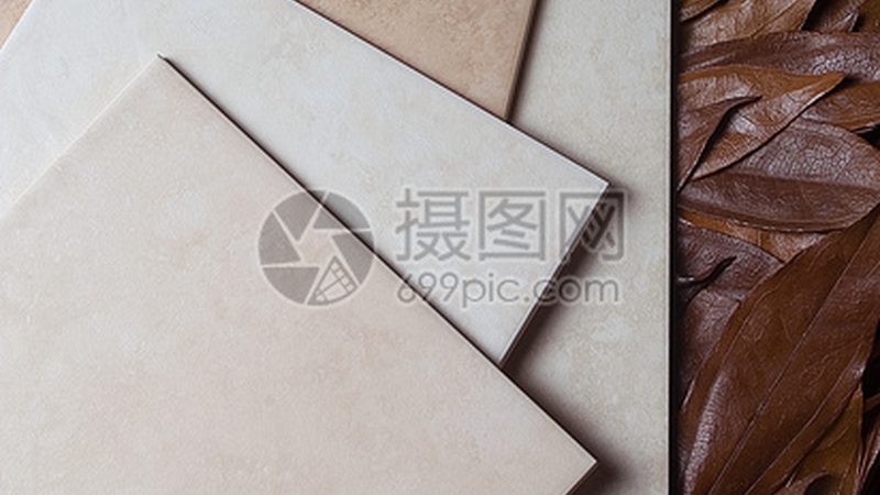 在背胶涂刷后，贴砖前应进行以下检查：